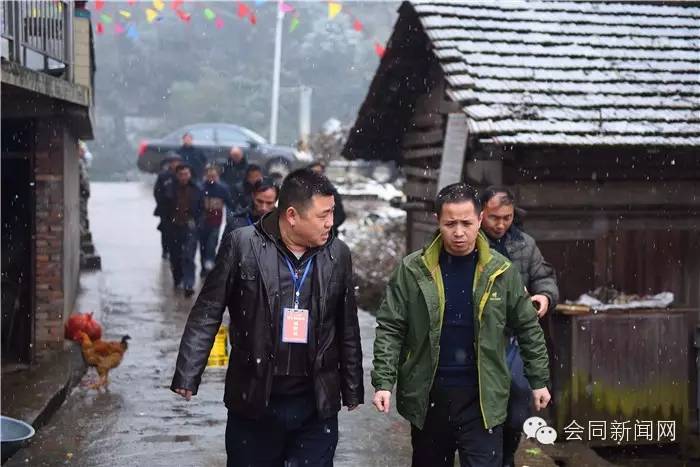 会同：昨天，欧阳海峰到道德模范家里检查年货