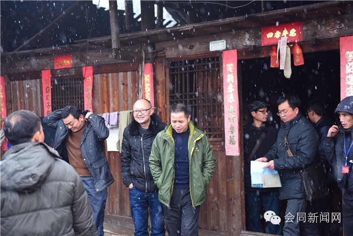 会同：昨天，欧阳海峰到道德模范家里检查年货