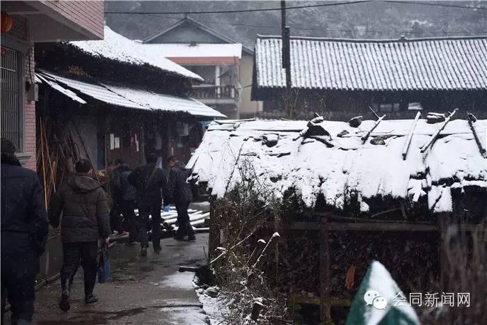 会同：昨天，欧阳海峰到道德模范家里检查年货