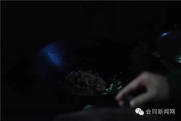 会同：昨天，欧阳海峰到道德模范家里检查年货