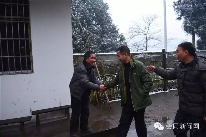 会同：昨天，欧阳海峰到道德模范家里检查年货