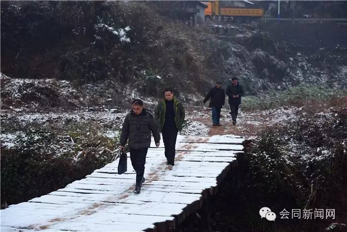 会同：昨天，欧阳海峰到道德模范家里检查年货