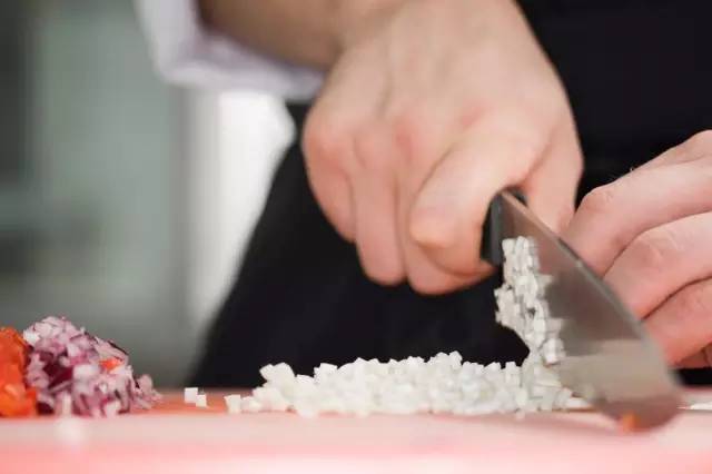 学会这一招切菜很迅速,学刀功切菜