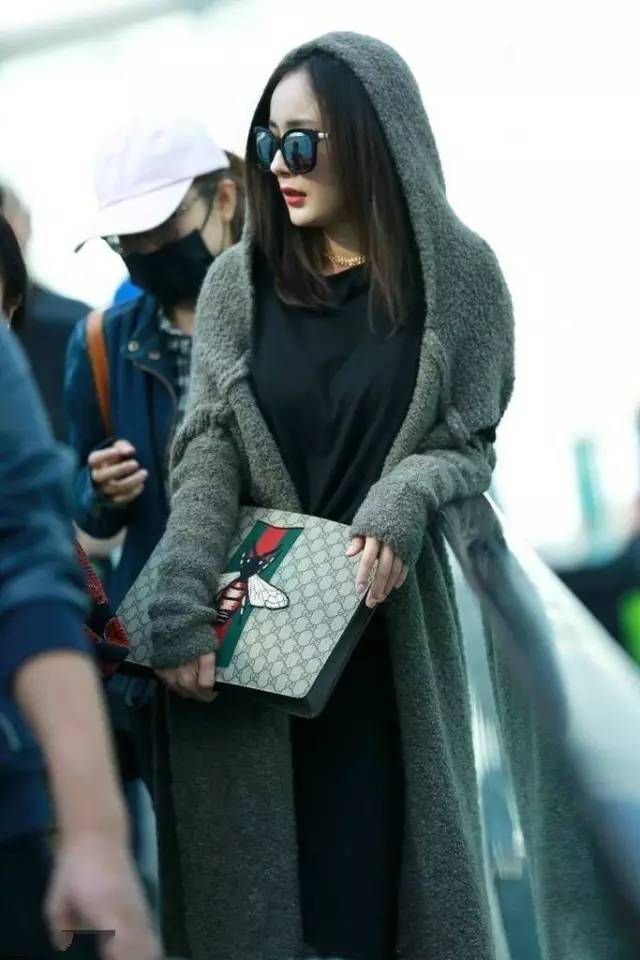 焦糖色大衣搭配什么包包好看,奢品包包如何穿搭