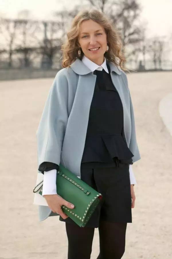 焦糖色大衣搭配什么包包好看,奢品包包如何穿搭