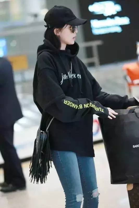 焦糖色大衣搭配什么包包好看,奢品包包如何穿搭