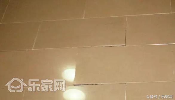 地砖突然会拱起怎么办,家里20年地砖突然拱起怎样解决