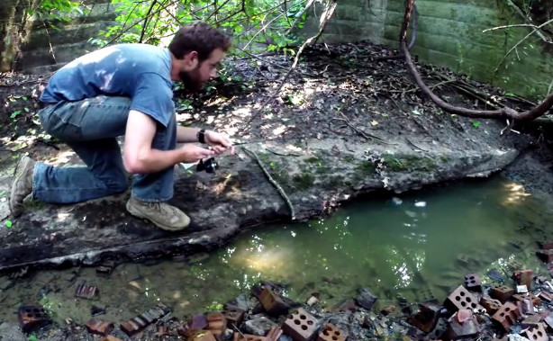 男子用迷你鱼竿钓鱼,农村小伙用鱼竿钓到鱼
