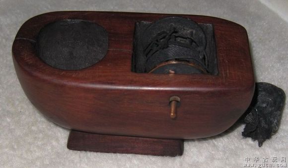 此物被视为鲁班遗物，木匠拿它断案，道士拿它捉鬼