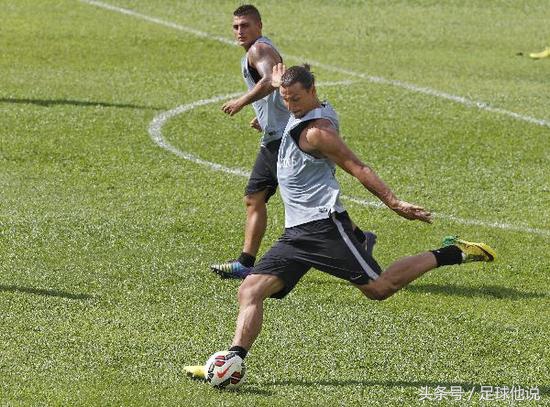 圣诞假期刷爆世界足坛的两神图，国足队员值得看上一万遍！