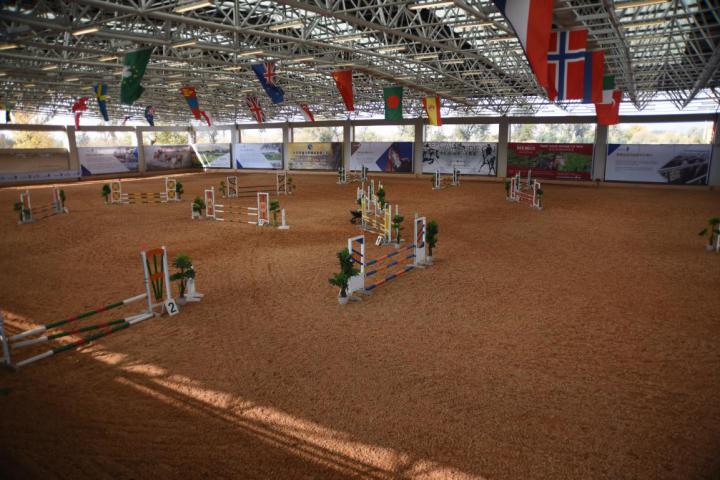 礼帽闪耀云南赛马场，打造中国新贵优雅形像