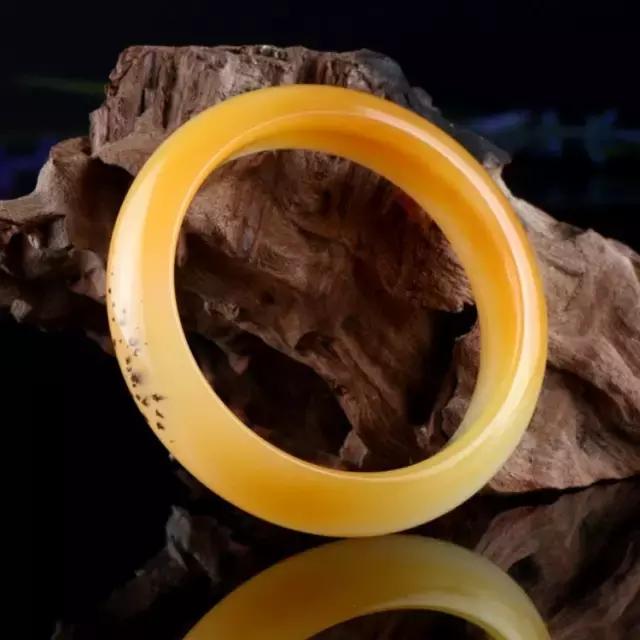 冰种玉手镯黄龙玉高端,玉手镯是黄龙玉吗值钱吗