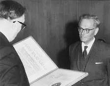 他被纳粹*害迫**，“玩拼图”玩出诺贝尔奖，打脸《Nature》