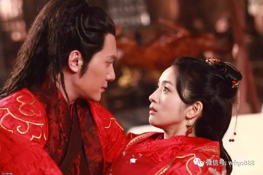 这位美丽妃子是中国史上第一*奴性**，皇帝让她躺在朝堂上搔首弄姿！