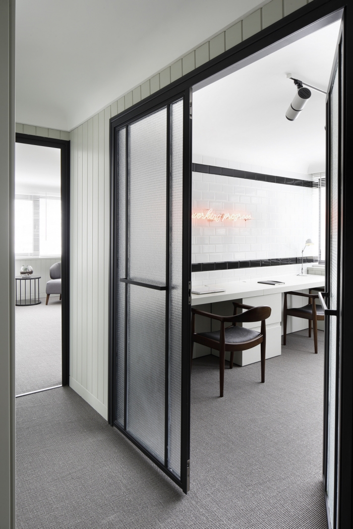 用木色为主的定制办公家具,HOLD住了这份优雅感