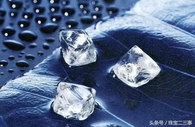 能够一眼看出锆石和钻石的区别吗,天然锆石和莫桑钻哪个更像钻石