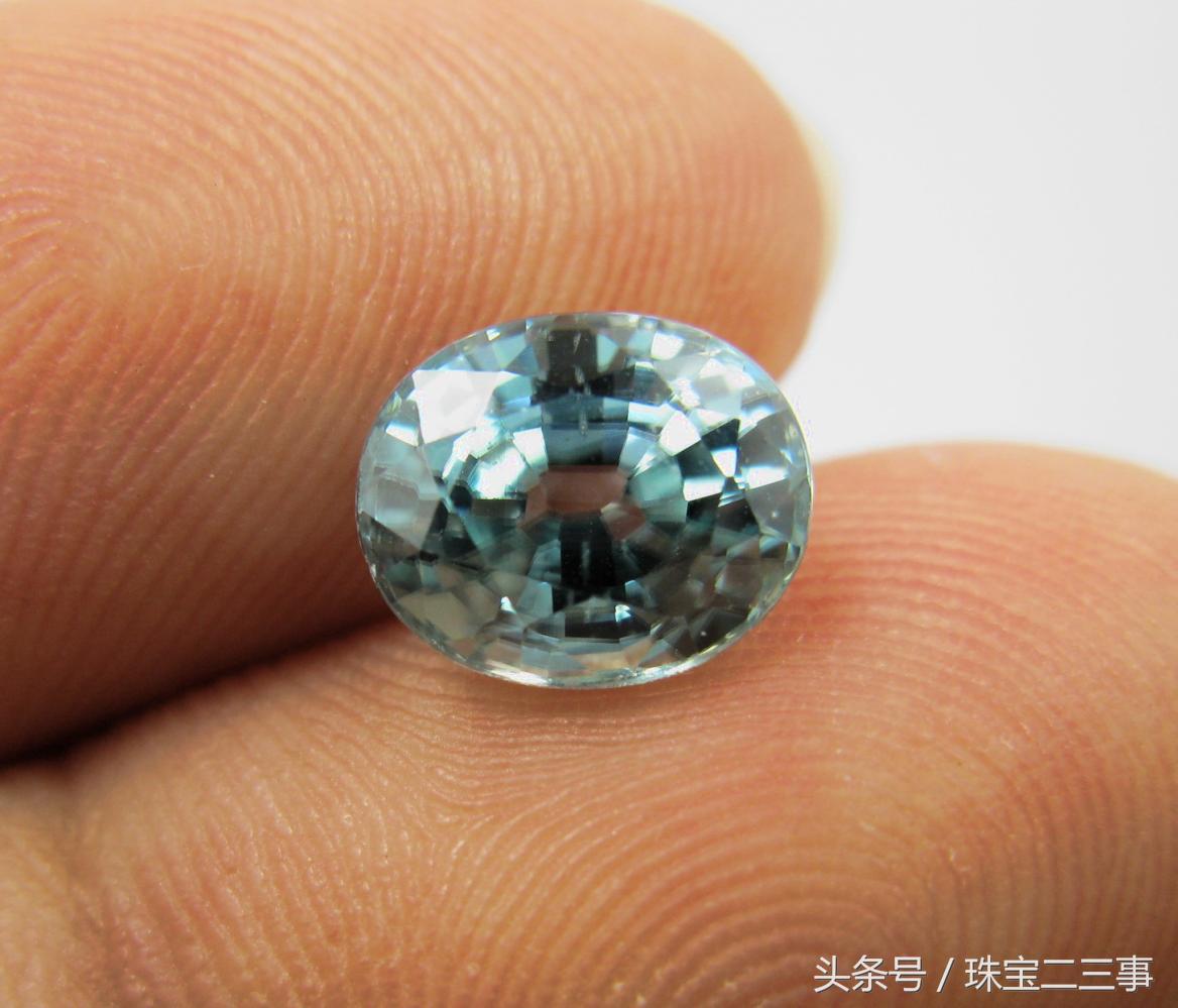 能够一眼看出锆石和钻石的区别吗,天然锆石和莫桑钻哪个更像钻石