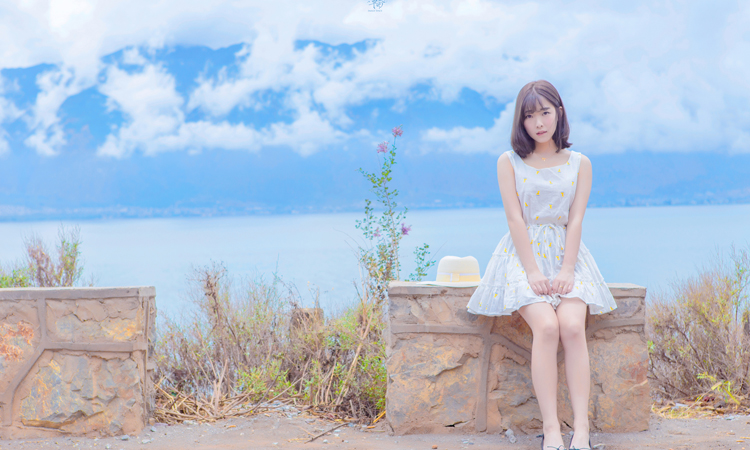 朋友圈个性说说：不要问我过得好不好，我只能说，还活着！