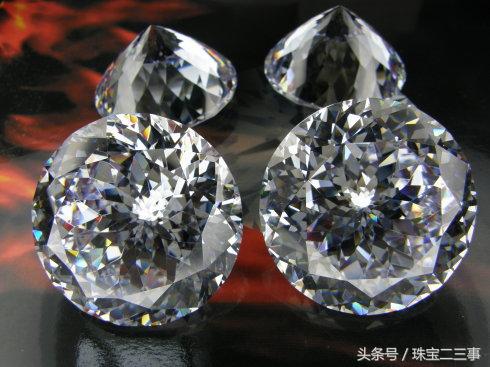 能够一眼看出锆石和钻石的区别吗,天然锆石和莫桑钻哪个更像钻石