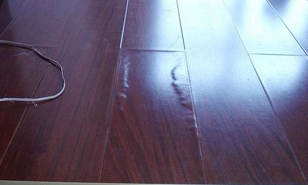 地板受潮怎么快速烘干,地板受潮怎么修复