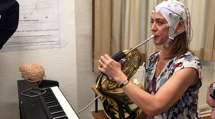 做核磁共振半道跑出来的多吗,做核磁共振途中为什么要推针水