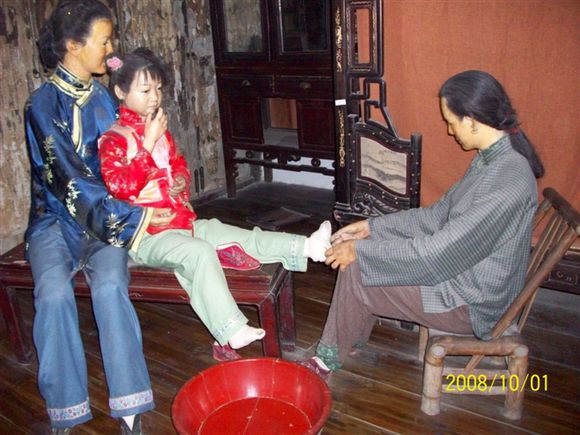 小脚女人的三寸金莲的历史,三寸金莲裹着一段中国历史