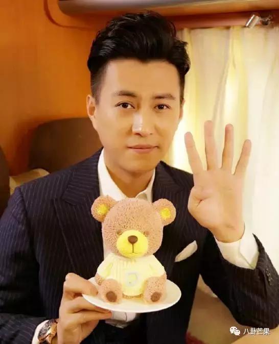 要被靳东的角色蒙蔽了双眼，他本人只有四岁，不能再多！