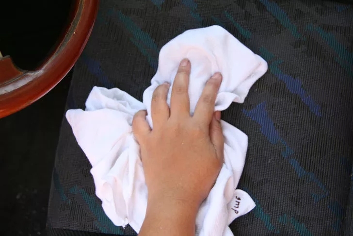 汽车皮坐垫上有墨水怎么处理,汽车上的油性笔迹怎么去除