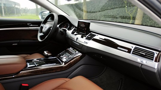 奥迪a8lw12成功人士标配,17款奥迪a8lw12