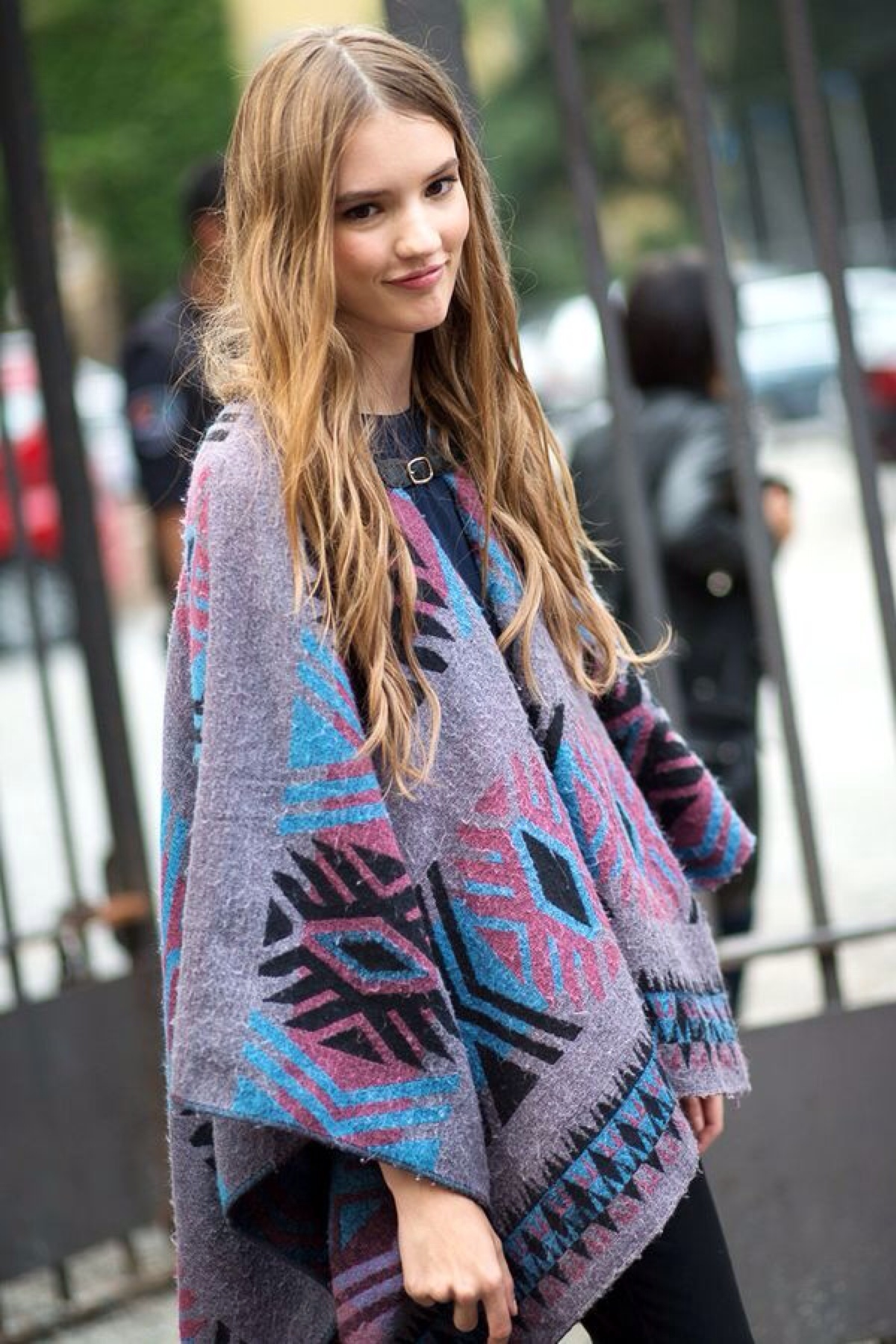 异域风情服饰不够围巾来凑,小众不撞围巾搭配