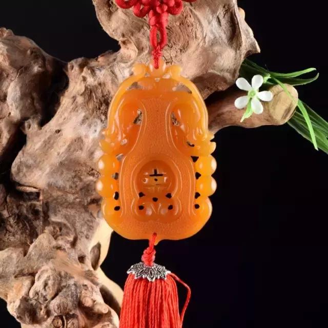 把玩在手心上的国色,黄龙玉的玩赏。爱不释手的玉兰!