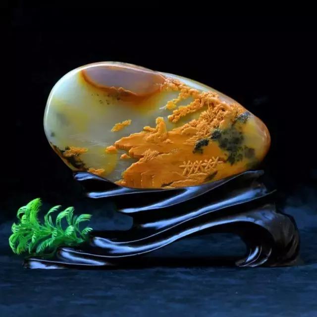 把玩在手心上的国色,黄龙玉的玩赏。爱不释手的玉兰!