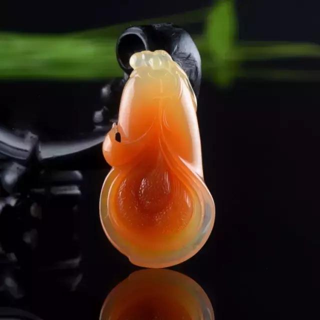 把玩在手心上的国色,黄龙玉的玩赏。爱不释手的玉兰!