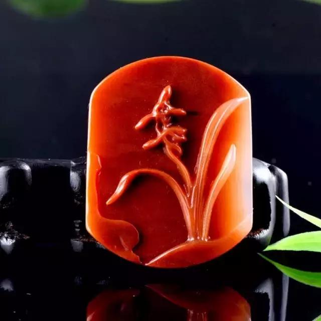 把玩在手心上的国色,黄龙玉的玩赏。爱不释手的玉兰!