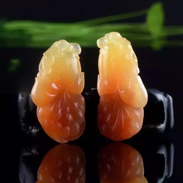 把玩在手心上的国色,黄龙玉的玩赏。爱不释手的玉兰!