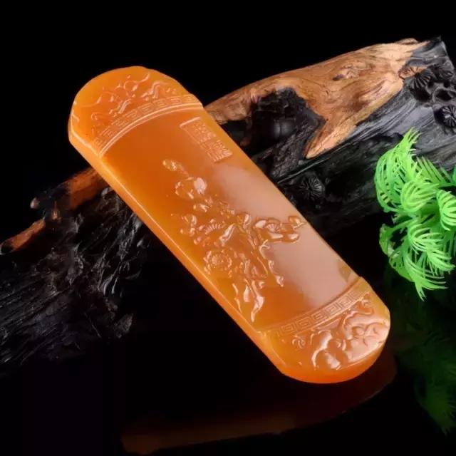 把玩在手心上的国色,黄龙玉的玩赏。爱不释手的玉兰!