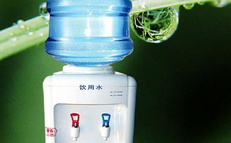饮水机吸水管有绿色东西清洗妙招,新买的饮水机桶怎么清洗才能干净
