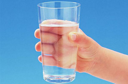 饮水机吸水管有绿色东西清洗妙招,新买的饮水机桶怎么清洗才能干净