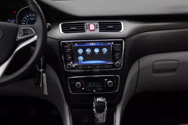 作为家用车6万不到买款*级A**轿车颜值与销量都很不错的只有它