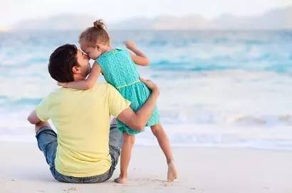 父母亲昵抚摸孩子的底线在哪里？性别教育从一出生就已经开始！