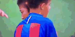 小孩与足球视频,足球与孩子们互动视频