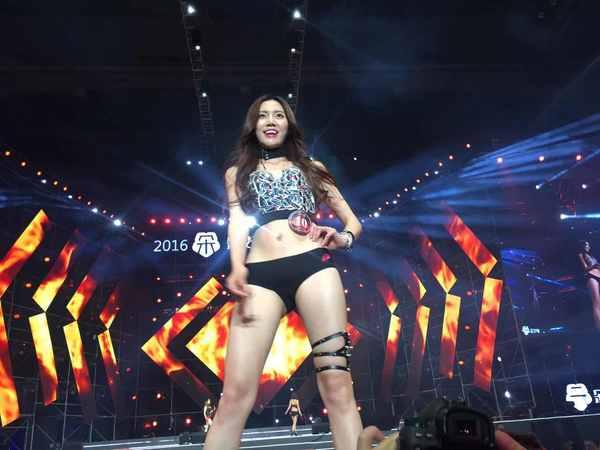 明星助阵，“朵女郎”盛典荣耀绽放黄浦江畔