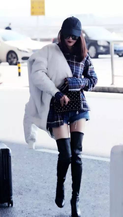 焦糖色大衣搭配什么包包好看,奢品包包如何穿搭