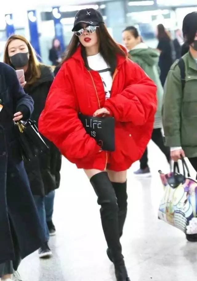 焦糖色大衣搭配什么包包好看,奢品包包如何穿搭