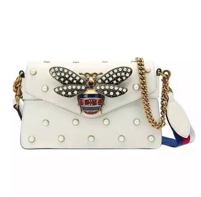 焦糖色大衣搭配什么包包好看,奢品包包如何穿搭