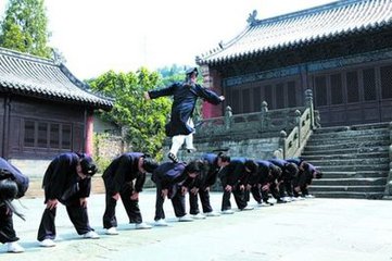 一龙挑战八极拳吴大伟,一龙敢拿兵器和陈师行吗