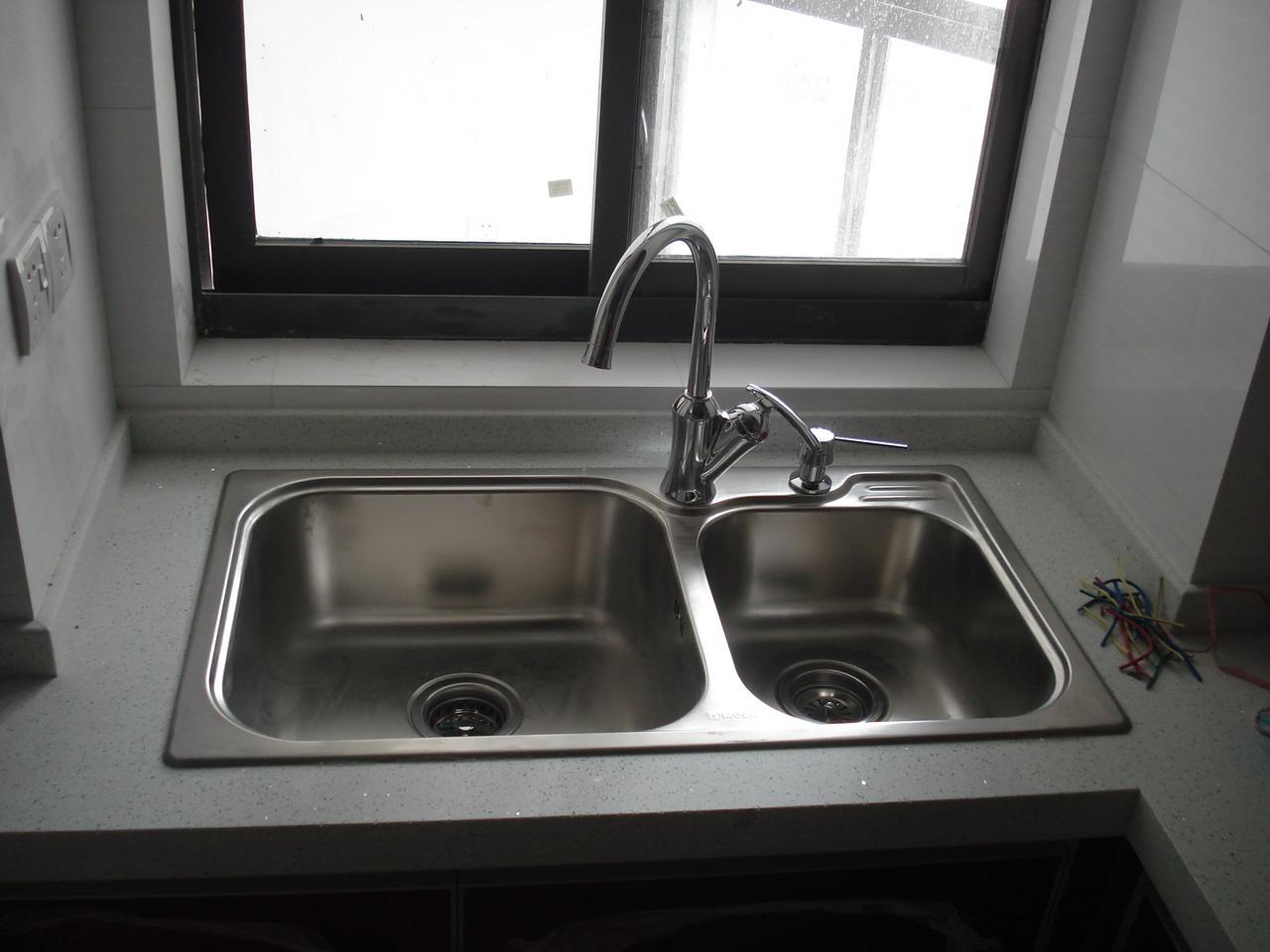 装修橱柜水槽选什么好,水槽边的玻璃胶发霉怎么能去除掉