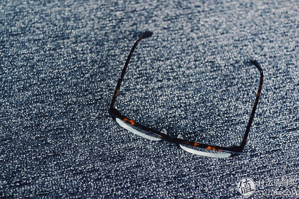 柯南戴白眼镜图片,柯南同款眼镜戴上之后能看见吗