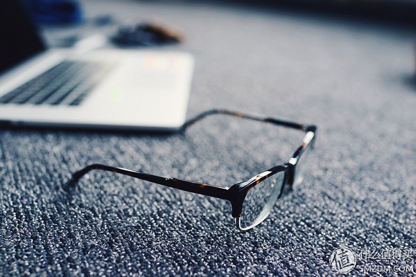 柯南戴白眼镜图片,柯南同款眼镜戴上之后能看见吗