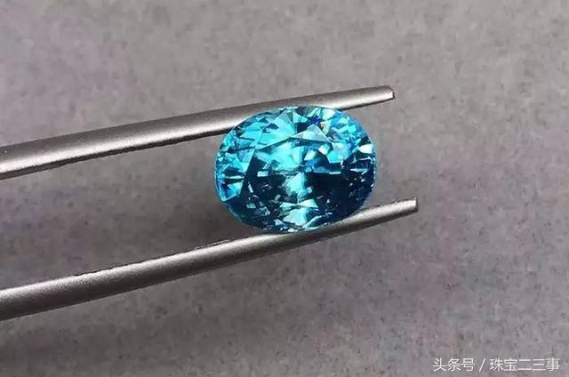 能够一眼看出锆石和钻石的区别吗,天然锆石和莫桑钻哪个更像钻石